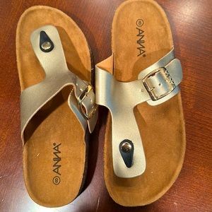 Metallic gold, Women’s size 8 footbed sandal